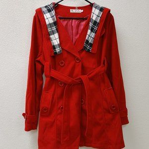 RED SHORT DOUBLEBREASTED TRENCH COAT.
